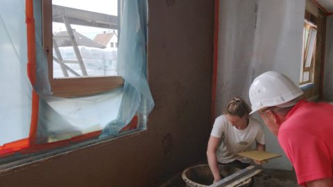 Technique de pose d'enduis paille et terre sur bois - Visite de chantier de construction du groupe scolaire à Rountzenheim-Auenheim