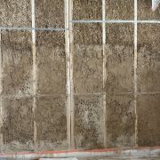 Salle avec un mur en terre crue observée lors de la visite du chantier à Rountzenheim-Auenheim