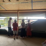 Groupe de personnes discutant devant une fenêtre lors de la visite de chantier du groupe scolaire à Rountzenheim-Auenheim