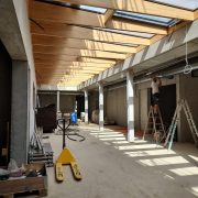 Un homme effectue des travaux lors de la visite de chantier de construction du groupe scolaire à Rountzenheim-Auenheim.