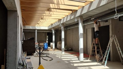 Un homme effectue des travaux lors de la visite de chantier de construction du groupe scolaire à Rountzenheim-Auenheim.